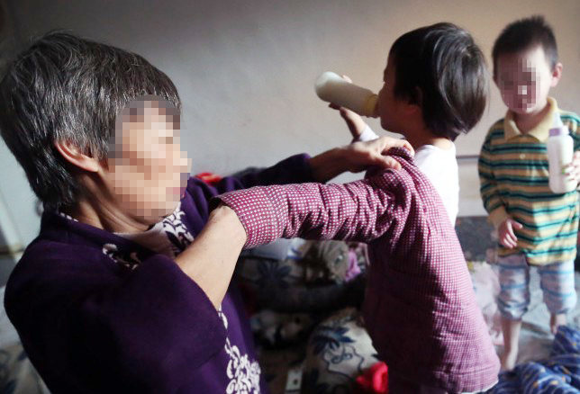 48岁失独母亲4次试管失败,终助孕诞下龙凤胎